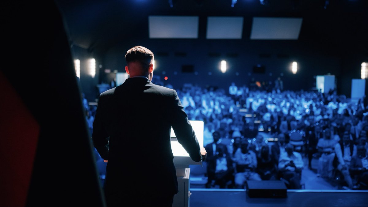generation_afd's tweet photo. Pressemitteilung: AfD ist auf dem richtigen Weg – Europa neu ordnen statt vorschnell aufgeben

Das neue Positionspapier der europapolitischen Sprecher der AfD-Fraktionen und der ESN-Fraktion unterstreicht die Notwendigkeit einer Debatte, die auch die Generation Deutschland auf ihrem diesjährigen Bundeskongress in Magdeburg angestoßen hat: Die Antwort auf das Scheitern der heutigen EU kann weder im Brüsseler Zentralismus noch in nationalen Alleingängen liegen. Ziel muss eine grundlegende Neuordnung hin zu einem gemeinsamen und handlungsfähigen Europa souveräner Völker sein.

Dazu @JeanPascal_Hohm, Bundesvorsitzender der Generation Deutschland:

„Wir bilden uns nicht ein, dass dieses Papier wegen unseres Antrags entstanden ist – daran wurde bereits zuvor gearbeitet. Aber es zeigt, dass unsere Debatte keineswegs ins Leere ging und wir mit unseren Überlegungen in der Partei starke Verbündete haben. Das bestärkt uns in unserem Anspruch, Innovationsmotor zu sein und als Jugendorganisation auch programmatisch Impulse zu setzen.

Insbesondere unsere Generation weiß: Die Zukunft liegt weder im Brüsseler Zentralstaat noch in der nationalen Vereinzelung. In einer multipolaren Welt kann Europa nur bestehen, wenn souveräne Staaten dort gemeinsam handeln, wo sie gemeinsam stärker sind. Ich freue mich, dass diese Erkenntnis innerhalb der AfD zunehmend an Gewicht gewinnt.“