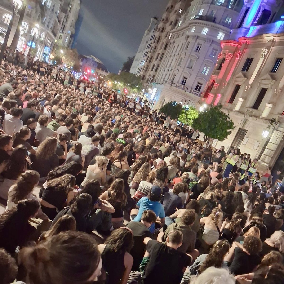 compromis's tweet photo. Així està ara la Plaça de l’Ajuntament de València. Volem cases per a viure, no per a especular. I açò no ha fet més que començar. https://t.co/HjrOujpSg1