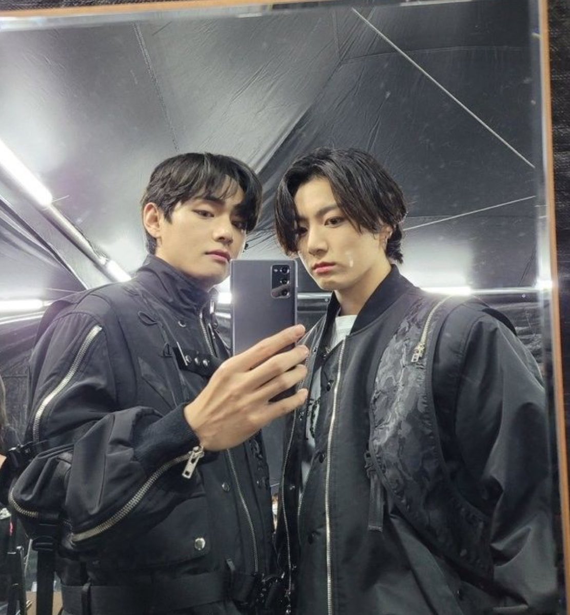 lionemmaa's tweet photo. Omg 😭😭😭 mirror selca>>> https://t.co/ndnGiMhwzF