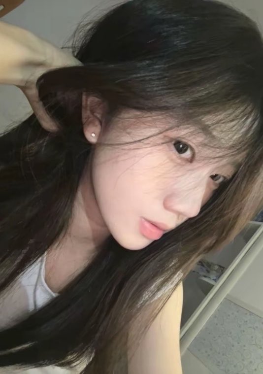 allison47zm7's tweet photo. 现在是3.22分 睡不着 现拍的

有人想要锐评一下我15岁的福嘛😌

（拒绝人机）赶紧看，我要删了

真没有🚪流言11我真给呀 https://t.co/OwBj3A5G14