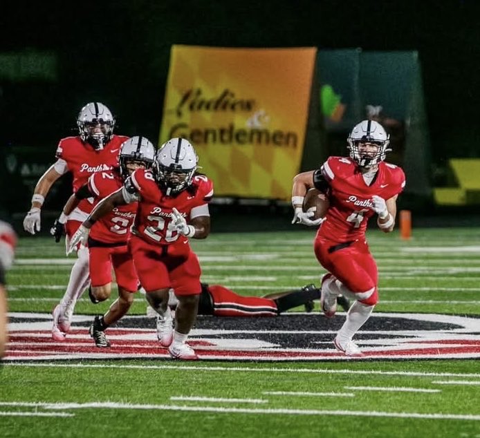 TylerMobbs4's tweet photo. 🔴 GAME SIX 🔴
Jackson Co: 53
Loganville: 0

8 total tackles 
Interception with 20 yard return
Defensive player of the week

 #HUNT
@JAXCOFOOTBALL @JaxCoRecruitsFB @NEGARecruits @RecruitGeorgia @RecruitNE_GA @PrepRedzoneGA
@mfarrellsports @CoachMobbs https://t.co/p72p8Hodsr