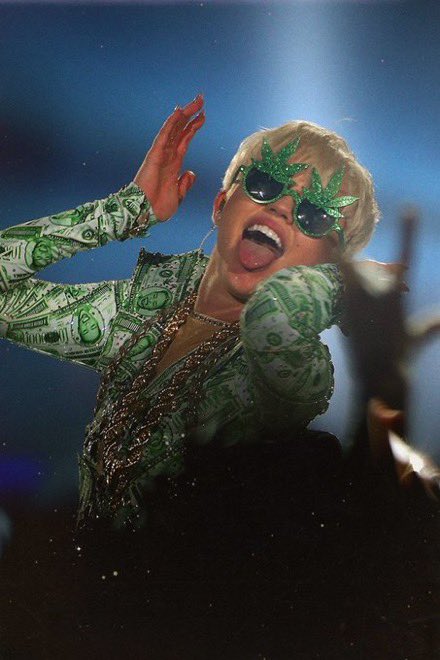 MCis_BEAUTIFUL's tweet photo. Bangerz tour Miley was insane 🔥 https://t.co/7MssNiXqvE