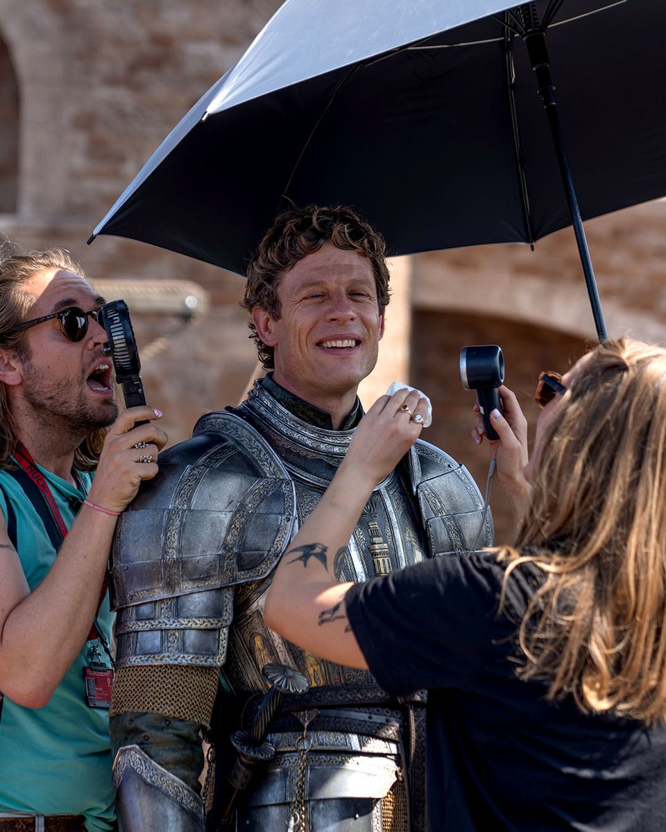 GameOfThrones's tweet photo. Umbrellas: protectors of the realm. https://t.co/GFo05VYuf1