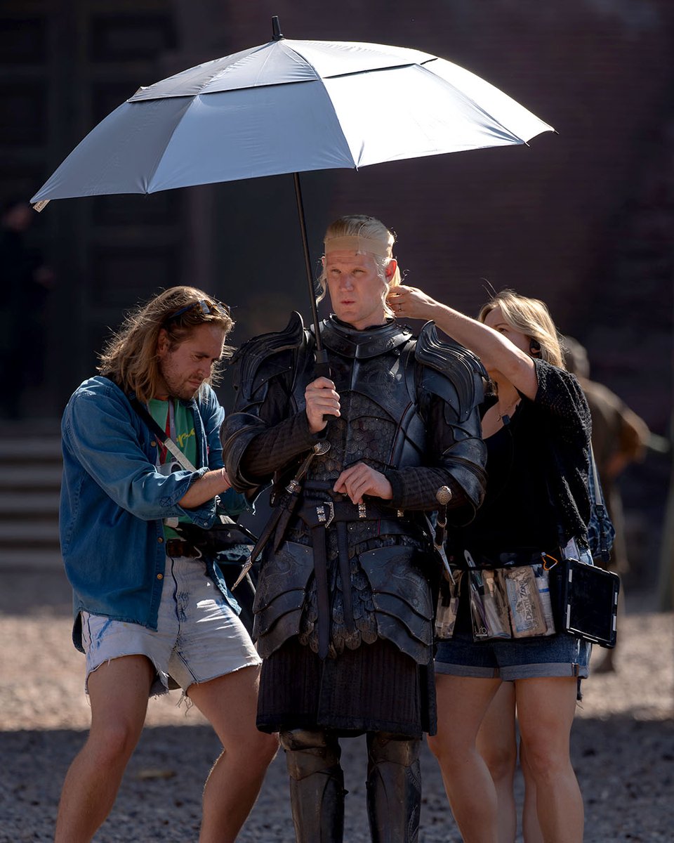 GameOfThrones's tweet photo. Umbrellas: protectors of the realm. https://t.co/GFo05VYuf1