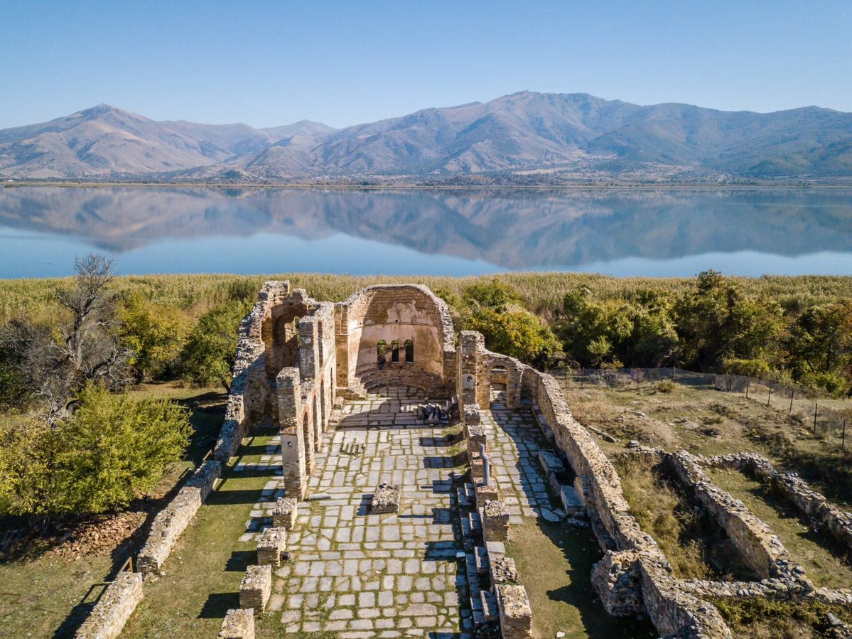 vatatzis4's tweet photo. Σε ένα μαγικό μέρος της Ελλάδας, σ' ένα νησάκι στη Μικρή Πρέσπα, 1.000 χρόνια πριν ο τσάρος των Βουλγάρων Σαμουήλ έχτισε τον ναό του Αγίου Αχιλλείου. Οι λίμνες Αχρίδα και Πρέσπες ήταν η καρδιά του βασιλείου του. 
Εκεί το 1965 ο καθηγητής Νικόλαος Μουτσόπουλος βρήκε τα οστά του Σαμουήλ. Εφόσον λοιπόν βρέθηκαν σε ελληνικό έδαφος, ανήκουν στην Ελλάδα και φυλάσσονταν στην Θεσσαλονίκη.
Όπως είναι φυσικό οι Βούλγαροι τα ζητούσαν επίμονα.
Η Ελλάδα ζητούσε σε αντάλλαγμα τα χιλιάδες κειμήλια και χειρόγραφα ανεκτίμητης αξίας που είχαν λεηλατήσει από την Μονή Εικοσιφοίνισσας (το αρχαιότερο μοναστήρι στην Ευρώπη, 450μ.Χ.- οι Βούλγαροι φόρτωσαν 18 μουλάρια με τα κλεμμένα κειμήλια), την μονή Τιμίου Προδρόμου στις Σέρρες κι άλλες μονές στην Ανατ. Μακεδονία και Θράκη κατά την βουλγαρική κατοχή της περιοχής το 1917. Τα κειμήλια αυτά τους υποχρέωνε να τα επιστρέψουν κι η συνθήκη του Νεϊγύ.
Το 2014 επί πρωθυπουργίας Σαμαρά, είχαν συμφωνήσει να δώσουν τα μισά (περίπου 2.000 κειμήλια), αλλά η Ελλάδα δεν συμφώνησε να χαρίσει τα υπόλοιπα.
Όπως ήρθε ο Τσίπρας το 2018 και ξεπούλησε το όνομα της Μακεδονίας, ήρθε ο Μητσοτάκης το 2026 για να τους δώσει τα οστά του Σαμουήλ (ανεκτίμητης ιστορικής κι ιδεολογικής αξίας γι' αυτούς) με αντάλλαγμα μόλις 48 κειμήλια. Ουσιαστικά πλέον δεν έχουμε κανένα διαπραγματευτικό χαρτί για να πάρουμε τα υπόλοιπα.