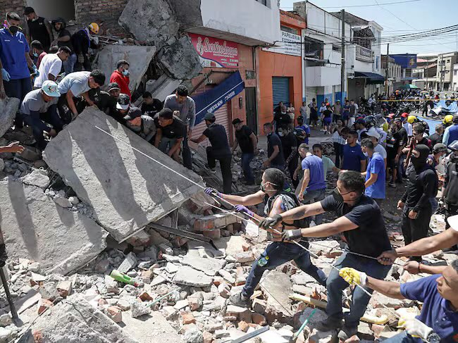 CamiloGHakim_93's tweet photo. La primera dama de vacaciones en Francia// El pueblo colombiano sufriendo las consecuencias del terremoto. https://t.co/SmGYg1sz7r