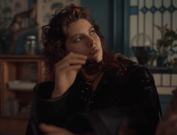 bruxaemcrise's tweet photo. #florina au - A regra de sangue 🩸

na qual flora faz de tudo para chamar a atenção da família de vampiros, inclusive ser transformada contra as regras e fugir para uma cidade no interior da bahia.

ou na qual celina recebe uma missão simples: encontrar e matar, sem explicações. https://t.co/CtinIVOFjO