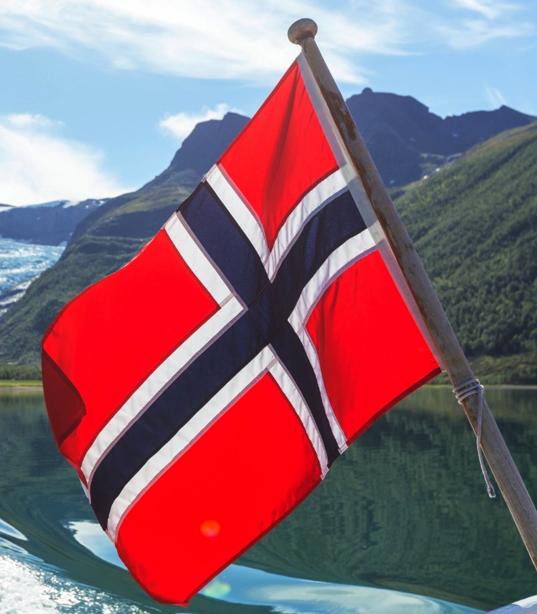 pubity's tweet photo. Norway is proposing a temporary ban on smart glasses in public gathering places over privacy concerns.

This law would stop people from being recorded without consent at parks, beaches, shopping ⁠centers, schools, gyms and even doctors' offices. https://t.co/PYOhIXLVBX
