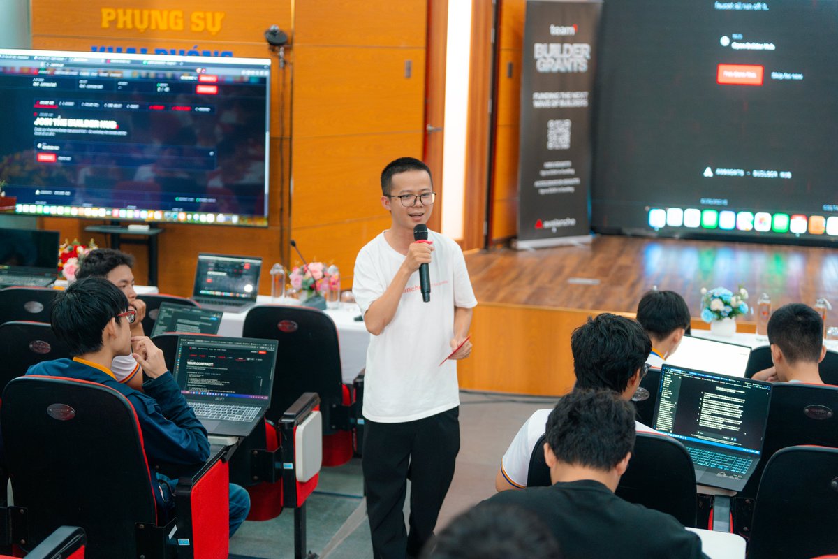 MartinHoDung's tweet photo. Team1 Uni Tour at VKU brought 250+ students on-chain on Avalanche @avax
#Team1 #Team1VN https://t.co/LAxnVWc046