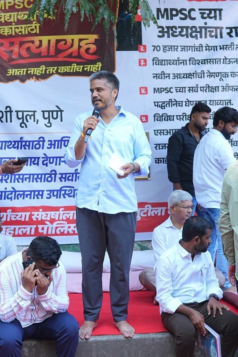 SopanKakaChavan's tweet photo. विद्यार्थ्यांच्या न्याय्य हक्कांसाठी आणि भविष्यासाठी रस्त्यावर उतरून संघर्ष करणाऱ्या राष्ट्रवादी काँग्रेस शरदचंद्र पवार पक्षाचे आमदार मा. श्री. रोहितदादा पवार यांचा आम्हाला सार्थ अभिमान आहे! @RRPSpeaks @NCPspeaks https://t.co/VqfwYkcbXR