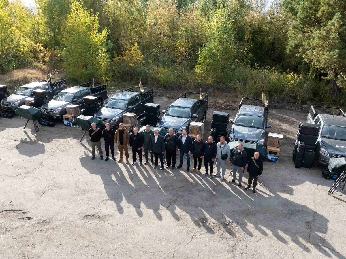 poroshenko's tweet photo. Затори паралізують Київ. Під ударами — лікарні, багатоповерхівки, об’єкти критичної енергетичної інфраструктури. По українських містах ворог дедалі рідше б’є звичайними «Шахедами». Натомість — «Бандеролі», реактивні «Шахеди», «Герань-5». 
 
Технологічну перевагу, здобуту в попередні роки, росія не просто наздогнала — вона претендує на випередження. Прикро визнавати, але повноцінної відповіді на цю зброю сьогодні немає ні в України, ні в Європи. 
 
Тому робоча поїздка до Брюсселя й зустріч із Федеральним канцлером ФРН Фрідріхом Мерцом була про посилення обороноздатності України. Насамперед про дрони й ракети-перехоплювачі для захисту мирного населення. Також працюємо над Super Tucano, щоб ці літаки якнайшвидше могли протистояти «Шахедам». Додатково говорив про збільшення поставок ракет-перехоплювачів для F-16. 
 
Але є й не менш важливе питання, яке ми також не можемо відкладати, — членство України в ЄС. Україні треба відкрити наступні два переговорні кластери. Про це говорив і з Фрідріхом Мерцом, і з єврокомісарами, і на Політичній асамблеї Європейської народної партії.  
 
Уже наступного тижня, 15 жовтня, Європейська рада має ухвалити надважливі для нашої країни рішення. Маю стриманий оптимізм, що ці два кластери нам відкриють. Звісно, якщо Україна виконає своє домашнє завдання. 
 
«Європейська Солідарність» активно долучається до євроінтеграційного процесу: ми пропонуємо низку правок до законопроєктів і обговорюємо їх з європейськими партнерами. Робимо все можливе, щоб Україна здобула довгоочікуване членство в Європейському Союзі. 
 
Окрім домовленостей і напрацювань із нашими європейськими партнерами, ми інвестуємо в розробку й власне виробництво засобів протидії технічним розвідкам супротивника. Маємо перші дуже обнадійливі успіхи. Три реактивні «шахеди» впали в Дніпро без підривів. Від двох промислових об’єктів вдалося відвести ворожий удар. Усе це зробили нові модернізовані «Ай-Петрі». 
 
Тому сьогодні передаємо Збройним Силам ще 10 комплексів. Ми перевели виробництво на воєнні рейки й максимально нарощуємо випуск модернізованих комплексів. Ця партія — результат співпраці з головою Обухівської районної ради: разом знайшли субвенції та організували логістику. 
 
Хоч як важко було б, маємо продовжувати боротися, об’єднуватися довкола спільних цінностей і давати бій ворогу.