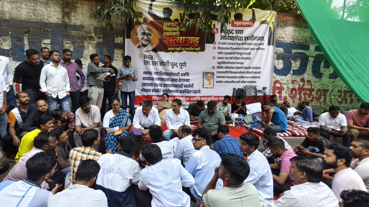 SopanKakaChavan's tweet photo. विद्यार्थ्यांच्या न्याय्य हक्कांसाठी आणि भविष्यासाठी रस्त्यावर उतरून संघर्ष करणाऱ्या राष्ट्रवादी काँग्रेस शरदचंद्र पवार पक्षाचे आमदार मा. श्री. रोहितदादा पवार यांचा आम्हाला सार्थ अभिमान आहे! @RRPSpeaks @NCPspeaks https://t.co/VqfwYkcbXR
