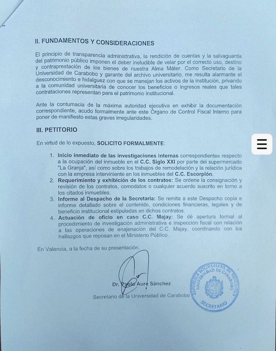pabloaure's tweet photo. Secretario de la Universidad de Carabobo pide auditoría interna sobre inmuebles arrendados a "La Granja" y del C.C. Escorpio
Pablo Aure Sánchez denuncia la negativa reiterada de la Rectoría a exhibir los contratos y pide investigar también la enajenación del C.C. Majay, materia de denuncia penal ante la Fiscalía 5.ª Nacional con Competencia Contra la Corrupción.
Valencia, 5 de octubre. — El Dr. Pablo Aure Sánchez, Secretario de la Universidad de Carabobo y custodio del archivo general universitario, solicitó formalmente a la Auditoría Interna el inicio de una investigación administrativa sobre dos inmuebles propiedad de la institución: el que ocupa el supermercado "La Granja" en el Centro Comercial Siglo XXI (La Viña) y los del Centro Comercial Escorpión, donde una empresa cuya identidad se desconoce ejecuta trabajos de "remodelación" supuestamente amparados en un comodato o figura afín.
El eje de la solicitud es la negativa reiterada de la Rectora a exhibir los contratos que rigen ambas ocupaciones. Según el escrito, pese a múltiples solicitudes formales, la comunidad universitaria desconoce los beneficios o ingresos reales que estas contrataciones representan para el patrimonio institucional, en contravención de los principios de transparencia administrativa y rendición de cuentas.
Como antecedente, el documento recuerda que cursa ante la Fiscalía 5.ª Nacional con Competencia Contra la Corrupción, con sede en Caracas, una denuncia penal por presuntas irregularidades en la enajenación del Centro Comercial Majay, propiedad universitaria, sobre la cual el órgano de control fiscal interno no ha iniciado investigaciones.
El petitorio comprende cuatro puntos: inicio inmediato de investigaciones sobre los inmuebles de ambos centros comerciales; requerimiento y exhibición de los contratos, comodatos o acuerdos suscritos; remisión a la Secretaría de un informe detallado sobre sus condiciones financieras, legales y de beneficio institucional; y actuación de oficio sobre la enajenación del C.C. Majay, en coordinación con los hallazgos que reposan en el Ministerio Público.
La solicitud fue presentada hoy, 5 de octubre, ante la Oficina de Auditoría Interna de la Universidad de Carabobo.