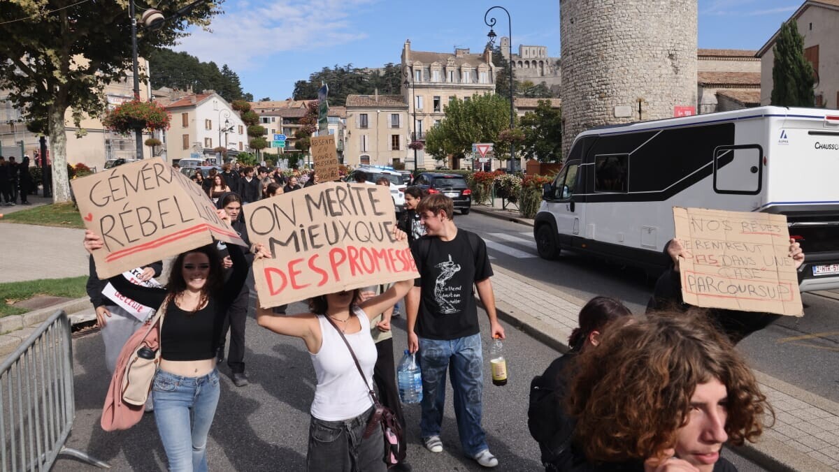 LaProvenceAlpes's tweet photo. Blocus des lycées : une centaine de jeunes mobilisés à Sisteron avec des tensions en fin de manifestation
👉 https://t.co/brj75eBaUF https://t.co/EyVvByXwhm