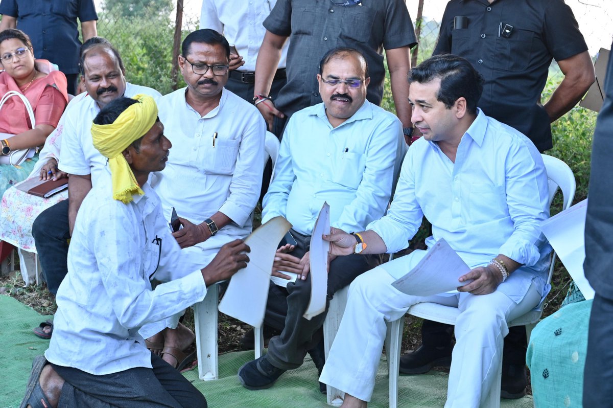 NiteshNRane's tweet photo. दुष्काळी दौऱ्यादरम्यान आज यवतमाळ जिल्ह्यातील दारव्हा तालुक्यातील कुंभारकिन्ही तलाव क्रमांक २ येथे प्रत्यक्ष भेट देऊन तलावाची पाहणी केली तसेच उपस्थित मच्छीमार बांधवांशी संवाद साधून त्यांच्या अडचणी जाणून घेतल्या.

गतवर्षीच्या तुलनेत यंदा पावसाचे प्रमाण कमी राहिल्याने तलाव व जलाशयांमधील पाणीसाठ्यात मोठी घट झाली आहे. त्याचा थेट परिणाम मत्स्यव्यवसायावर होत असून मत्स्यव्यवसायिकांना आर्थिक नुकसानीला सामोरे जावे लागत आहे. ही परिस्थिती गांभीर्याने लक्षात घेऊन मच्छीमार बांधवांना आवश्यक ती सर्वतोपरी मदत उपलब्ध करून दिली जाईल, असा विश्वास यावेळी व्यक्त केला.

जलाशयांमध्ये मोठ्या प्रमाणात गाळ साचल्याने त्यांची पाणी साठवण क्षमता कमी होते. त्यामुळे जलाशयांमधील गाळ काढण्याच्या कामासंदर्भात संबंधित यंत्रणांनी तातडीने कार्यवाही करावी, असे स्पष्ट निर्देश दिले.

यावेळी नागरिकांकडून विविध निवेदने स्वीकारून त्यांच्या मागण्यांबाबत योग्य ती कार्यवाही करण्याच्या सूचना दिल्या. तसेच मुख्यमंत्री मत्स्य संपदा योजनेंतर्गत उपलब्ध विविध योजनांचा मच्छीमार बांधवांनी प्रभावीपणे लाभ घ्यावा, असे आवाहनही यावेळी केले.

याप्रसंगी माजी जिल्हा परिषद अध्यक्षा आरतीताई फुफाटे, मत्स्य आयुक्त भानुदास पालवे यांसह संबंधित अधिकारी उपस्थित होते.

@CMOMaharashtra @Dev_Fadnavis @fisheriesgom
