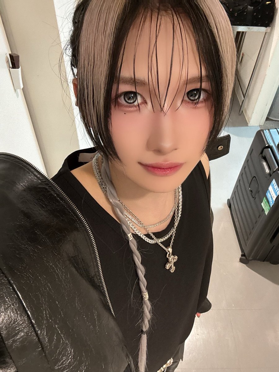 seven_deuce_OA's tweet photo. 月曜日 AKITO DAY🐯✨

こんばんは🌙
27歳最後の投稿です‼️
24時になりそうなので大急ぎで書いています！！！！！！

今はメンバーみんなでご飯中です🍜
27歳最後のご飯‼️
僕が油そばが良いと言ったら油そばにしてくれました！
こういう優しさが幸せですよね😉

そして今日は27歳最後のライブでした‼️
もう既に沢山の人にお祝いしてもらえて
一足先に幸せをもらいました🎁

27歳はメジャーデビューをして
RIVERzのおかげでオリコン1位という夢も叶えることができました✨

いつも沢山の愛をくれて、僕達の夢を一緒に追いかけてくれて本当にありがとう。

28歳はツアーも決まっています‼️
これからもSeven DeuceとRIVERzで
夢を沢山叶えていきたいです。

変わらない僕で居続けて
もらった愛以上に、幸せにします💙
これからも隣にいてね！！！

今週も一緒に頑張ろう🤝

#SevenDeuce #セブデュ #AKITO @akito__1006