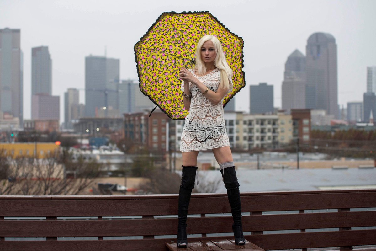 LoveDanielleT's tweet photo. I 💜 Techno! ✨🤩💕 #techno #technomusic #model #dallas #blonde #rain https://t.co/W3emecb9KH