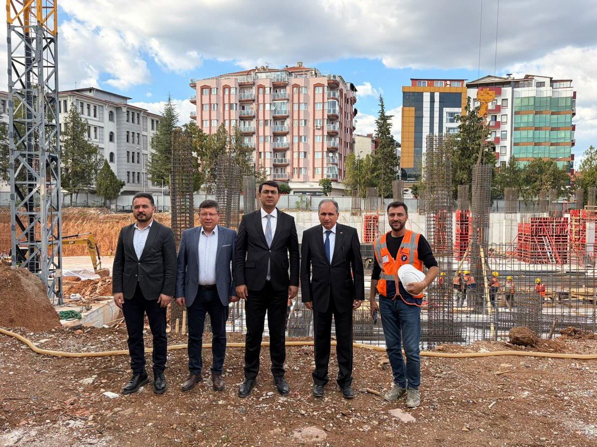 TC_UsakValiligi's tweet photo. Valimiz Dr. Serdar Kartal; Milletvekillerimiz Opr. Dr. İsmail Güneş ve Av. Fahrettin Tuğrul, AK Parti Uşak İl Başkanı Himmet Yaşar ile birlikte, Valiliğimizin himayelerinde, TÜPRAG Metal Madencilik Sanayi ve Ticaret Anonim Şirketi ile İl Millî Eğitim Müdürlüğümüz arasında imzalanan protokol kapsamında hayata geçirilen TÜPRAG Öğretmenevi ve Akşam Sanat Okulunun inşaat alanında incelemelerde bulundu.

Eğitime yapılan her yatırımın geleceğimize yapılan yatırım olduğu anlayışıyla; ilimize uzun yıllar hizmet edecek nitelikli, modern ve kalıcı yatırımları şehrimizle buluşturmaya devam ediyoruz.