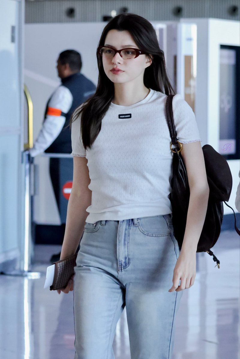 yiliethFBPFK's tweet photo. Buen viaje de regreso bebé, hiciste un extraordinario trabajo 🥰
REBECCA X MIU MIU PFWSS27
#MiuMiuSS27xBecky #MiuMiuSS27
#MiuMiuPFWxBecky
#beckysangels #BeckyArmstrong https://t.co/sUEbXUKvoo