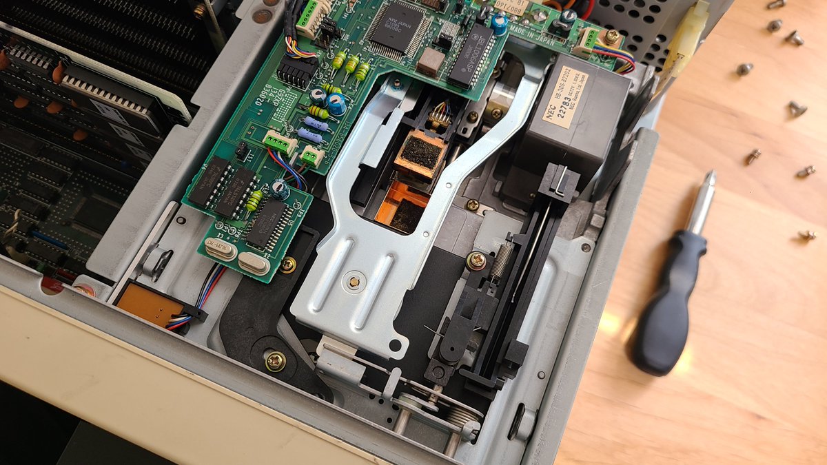 shipon_studio's tweet photo. 絶賛大学生でもレトロPC界隈に足を突っ込み沼っている人がここにいますよ...ﾎﾞｿﾎﾞｿ
さすがにプログラミングまではマスターしていないですけどね...

 #PC9801  #レトロ  #レトロPC  #NEC https://t.co/DsDrF6CF34