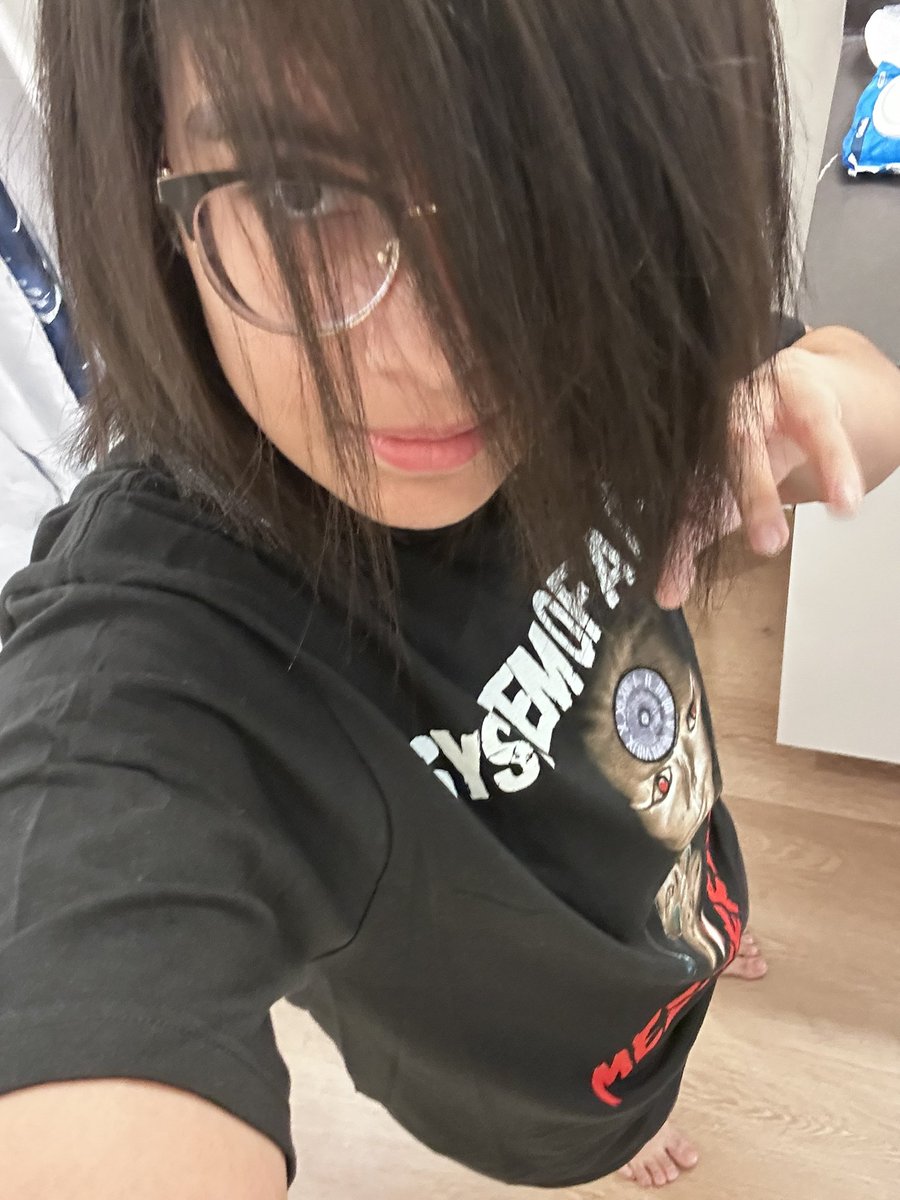 creblegs's tweet photo. watever NICE SHIRT LOSER!!!! my room Messy sory please pay no mind https://t.co/QJzI7oylxh