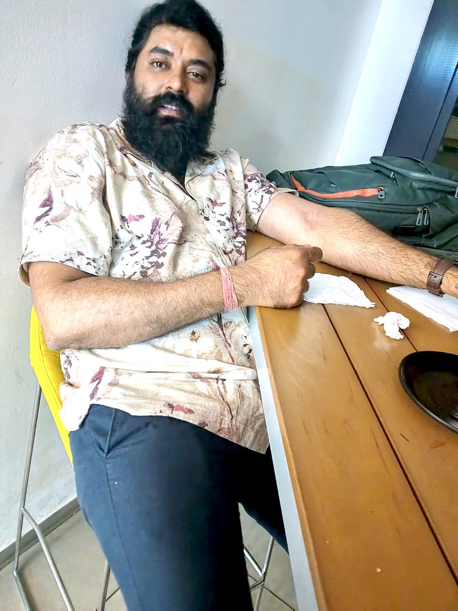 VineeshV2255's tweet photo. എല്ലാത്തിനും മറുപടി പറയേണ്ടതില്ല…
ചിലപ്പോഴൊക്കെ മൗനം തന്നെയാണ്
ഏറ്റവും ശക്തമായ മറുപടി.
എനർജി പാഴാക്കാതെ മുന്നോട്ട് പോകുക.
— വിനീഷ് വി നായർ https://t.co/apXUPwGXyT