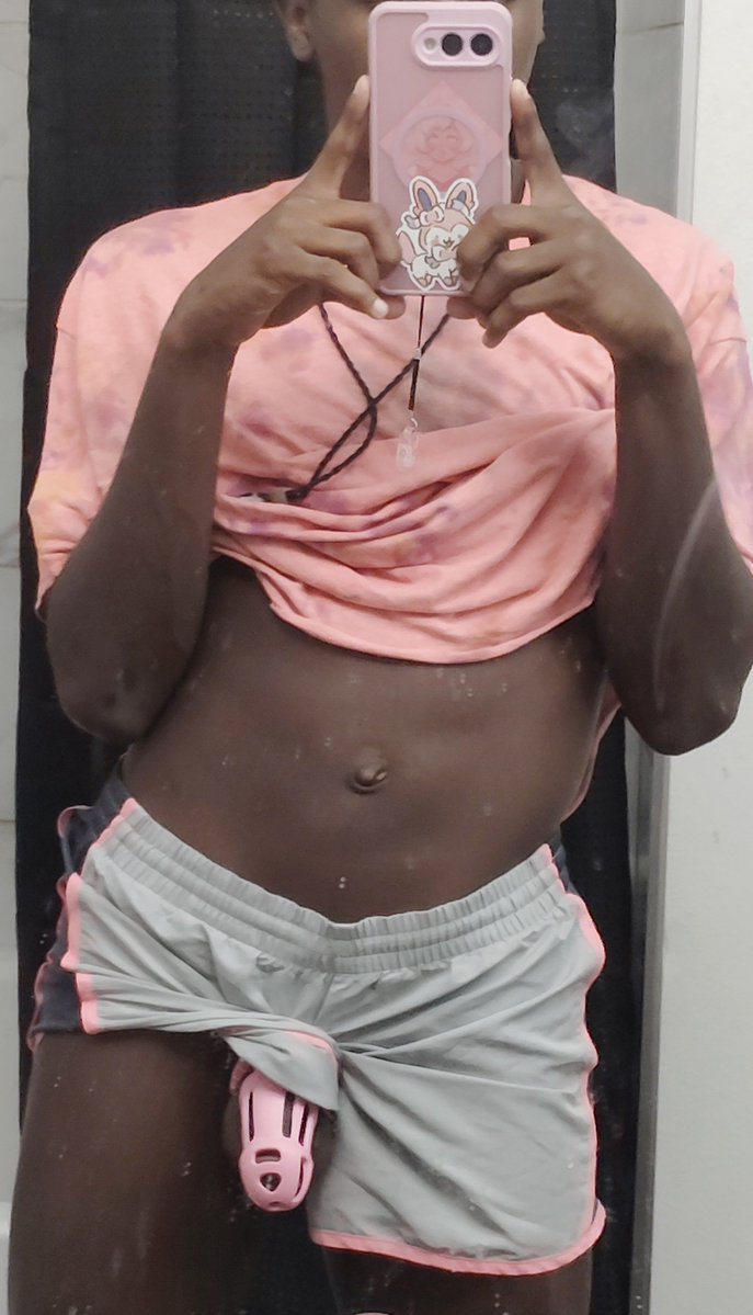 Past3Lfl0oF's tweet photo. I feel pretty in pink happy #locktober https://t.co/xvc6cR4EVk
