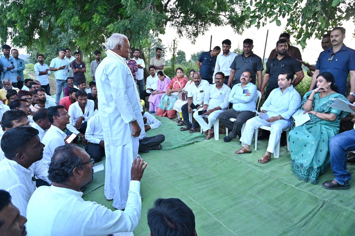 NiteshNRane's tweet photo. दुष्काळी दौऱ्यादरम्यान आज यवतमाळ जिल्ह्यातील दारव्हा तालुक्यातील कुंभारकिन्ही तलाव क्रमांक २ येथे प्रत्यक्ष भेट देऊन तलावाची पाहणी केली तसेच उपस्थित मच्छीमार बांधवांशी संवाद साधून त्यांच्या अडचणी जाणून घेतल्या.

गतवर्षीच्या तुलनेत यंदा पावसाचे प्रमाण कमी राहिल्याने तलाव व जलाशयांमधील पाणीसाठ्यात मोठी घट झाली आहे. त्याचा थेट परिणाम मत्स्यव्यवसायावर होत असून मत्स्यव्यवसायिकांना आर्थिक नुकसानीला सामोरे जावे लागत आहे. ही परिस्थिती गांभीर्याने लक्षात घेऊन मच्छीमार बांधवांना आवश्यक ती सर्वतोपरी मदत उपलब्ध करून दिली जाईल, असा विश्वास यावेळी व्यक्त केला.

जलाशयांमध्ये मोठ्या प्रमाणात गाळ साचल्याने त्यांची पाणी साठवण क्षमता कमी होते. त्यामुळे जलाशयांमधील गाळ काढण्याच्या कामासंदर्भात संबंधित यंत्रणांनी तातडीने कार्यवाही करावी, असे स्पष्ट निर्देश दिले.

यावेळी नागरिकांकडून विविध निवेदने स्वीकारून त्यांच्या मागण्यांबाबत योग्य ती कार्यवाही करण्याच्या सूचना दिल्या. तसेच मुख्यमंत्री मत्स्य संपदा योजनेंतर्गत उपलब्ध विविध योजनांचा मच्छीमार बांधवांनी प्रभावीपणे लाभ घ्यावा, असे आवाहनही यावेळी केले.

याप्रसंगी माजी जिल्हा परिषद अध्यक्षा आरतीताई फुफाटे, मत्स्य आयुक्त भानुदास पालवे यांसह संबंधित अधिकारी उपस्थित होते.

@CMOMaharashtra @Dev_Fadnavis @fisheriesgom
