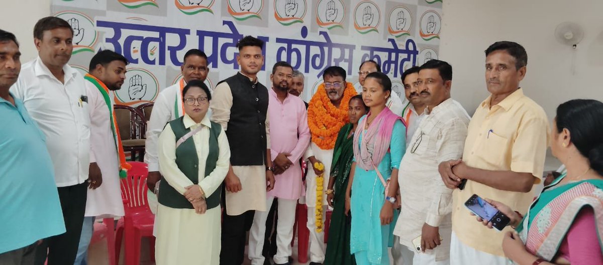 DevendarNishad3's tweet photo. आज प्रदेश कांग्रेस कार्यालय, लखनऊ पहुँचने पर कांग्रेस परिवार के कर्मठ कार्यकर्ताओं, पदाधिकारियों और साथियों द्वारा मिले इस भव्य व आत्मीय स्वागत से अत्यंत अभिभूत हूँ।

इस असीम स्नेह, सम्मान और हौसलाअफजाई के लिए आप सभी का हृदय से बहुत-बहुत धन्यवाद! 🙏💐 https://t.co/e8JoA8Mjxy