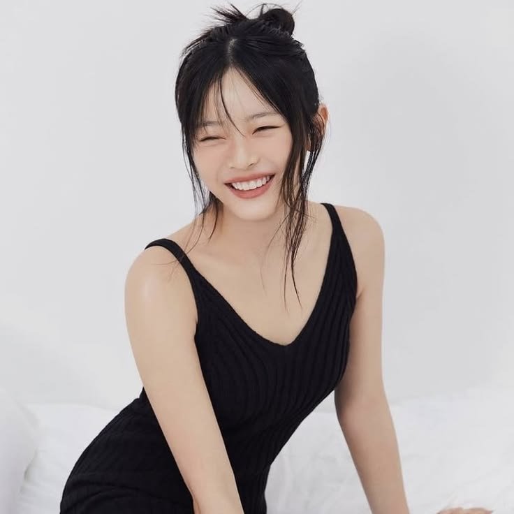 Bernice_Base's tweet photo. Long live the woman who fights!

Hanni Pham, you who crossed the ocean to fulfill your dream of becoming a singer, who overcame your fears and anxieties to pursue what you love, and who have stood firm like a courageous woman against injustice, you are the very image of a woman who fights and an example for the girls and women who will shape tomorrow. That's why celebrating another year of your life is so special, because your birth has been a gift to the world 🩷.

Our beloved Pham Pham, the girl who traveled to the ends of the earth in Argentina to see the penguins and was kindly called by people who didn't know you, but on whom you left a strong impression for being so kind; the girl who stayed up late into the night playing guitar and calming our anxieties in difficult times, and who spent all night baking with Minji on her birthday—you are an angel, proof that there is still kindness in the world. Happy Birthday, thank you for being born, thank you for being a singer, and thank you for being a positive example for bunnies around the world 🩷🦦