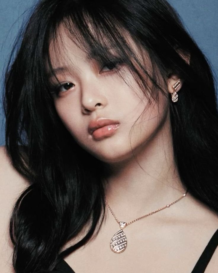 Bernice_Base's tweet photo. Long live the woman who fights!

Hanni Pham, you who crossed the ocean to fulfill your dream of becoming a singer, who overcame your fears and anxieties to pursue what you love, and who have stood firm like a courageous woman against injustice, you are the very image of a woman who fights and an example for the girls and women who will shape tomorrow. That's why celebrating another year of your life is so special, because your birth has been a gift to the world 🩷.

Our beloved Pham Pham, the girl who traveled to the ends of the earth in Argentina to see the penguins and was kindly called by people who didn't know you, but on whom you left a strong impression for being so kind; the girl who stayed up late into the night playing guitar and calming our anxieties in difficult times, and who spent all night baking with Minji on her birthday—you are an angel, proof that there is still kindness in the world. Happy Birthday, thank you for being born, thank you for being a singer, and thank you for being a positive example for bunnies around the world 🩷🦦