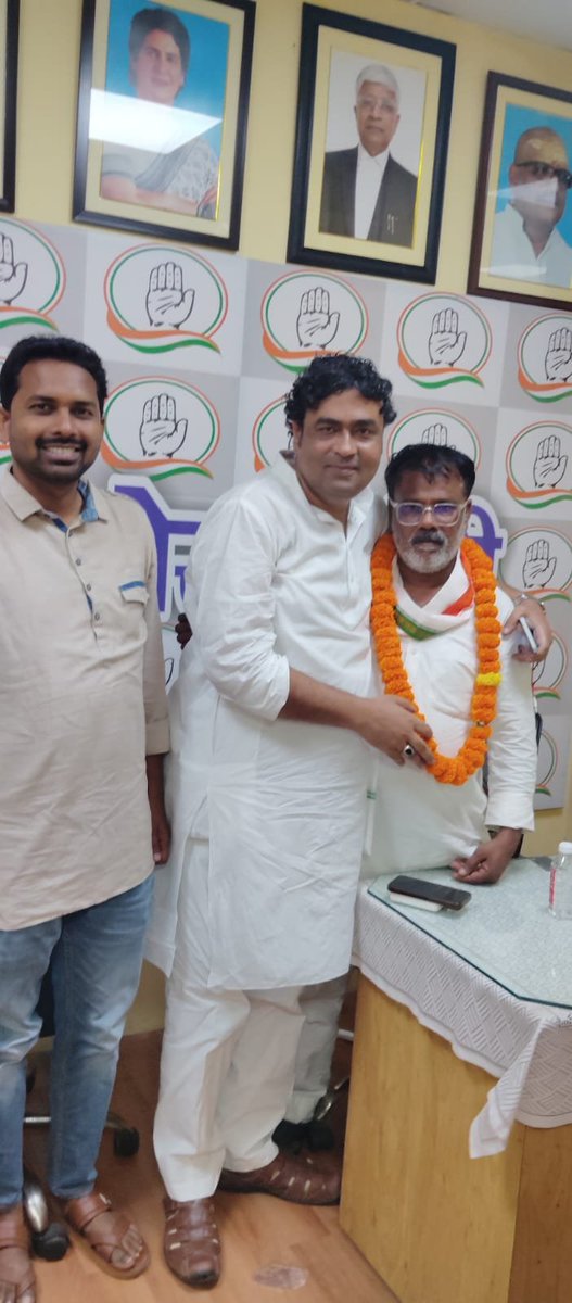 DevendarNishad3's tweet photo. आज प्रदेश कांग्रेस कार्यालय, लखनऊ पहुँचने पर कांग्रेस परिवार के कर्मठ कार्यकर्ताओं, पदाधिकारियों और साथियों द्वारा मिले इस भव्य व आत्मीय स्वागत से अत्यंत अभिभूत हूँ।

इस असीम स्नेह, सम्मान और हौसलाअफजाई के लिए आप सभी का हृदय से बहुत-बहुत धन्यवाद! 🙏💐 https://t.co/e8JoA8Mjxy