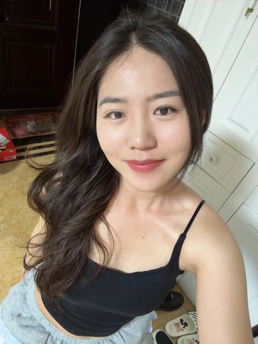 ihyeons0203's tweet photo. 可以试着约下，但我不是卖的 不可以打扰彼此的家庭，分寸感很重要，喜欢礼貌的 https://t.co/C60Xe28yXe