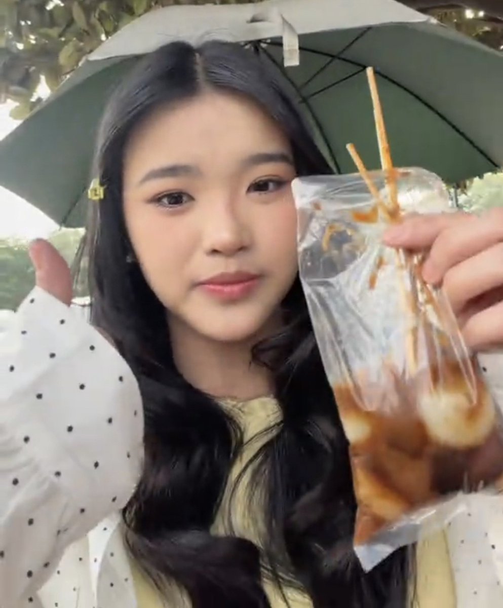 ForLoveliest's tweet photo. Jadi keinget pas kamu beli siomay bareng Aralie masih pake helm wkwk @CErine_JKT48 https://t.co/6NOCVnpkW9
