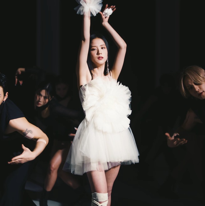 jisooschart's tweet photo. ‘FLOWER’ by #JISOO dance performance video has now surpassed 220 million views on YouTube. https://t.co/NJ6qoUCXQv