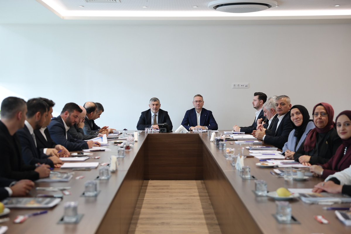 abalin's tweet photo. Belediye Başkanımız Sn. Yasin Kartoğlu ve Meclis Üyelerimizle birlikte Ekim ayı AK Parti Grup Toplantımızı gerçekleştirdik.

Başakşehir’imiz için attığımız her adımı istişareyle, ortak akılla ve hemşehrilerimizin ihtiyaçlarını gözeterek kararlılıkla sürdürüyoruz.
Birlikte çalışıyor, birlikte üretiyor, Başakşehir’imiz için, Liderimiz Sayın Recep Tayyip Erdoğan'ın izinde, #TürkiyeYüzyılı için, gece gündüz demeden yolumuza devam ediyoruz.
@yasinkartoglu