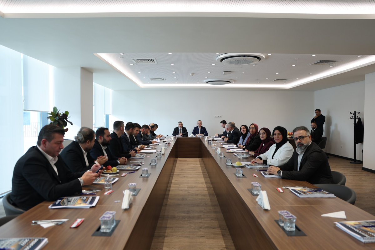 abalin's tweet photo. Belediye Başkanımız Sn. Yasin Kartoğlu ve Meclis Üyelerimizle birlikte Ekim ayı AK Parti Grup Toplantımızı gerçekleştirdik.

Başakşehir’imiz için attığımız her adımı istişareyle, ortak akılla ve hemşehrilerimizin ihtiyaçlarını gözeterek kararlılıkla sürdürüyoruz.
Birlikte çalışıyor, birlikte üretiyor, Başakşehir’imiz için, Liderimiz Sayın Recep Tayyip Erdoğan'ın izinde, #TürkiyeYüzyılı için, gece gündüz demeden yolumuza devam ediyoruz.
@yasinkartoglu