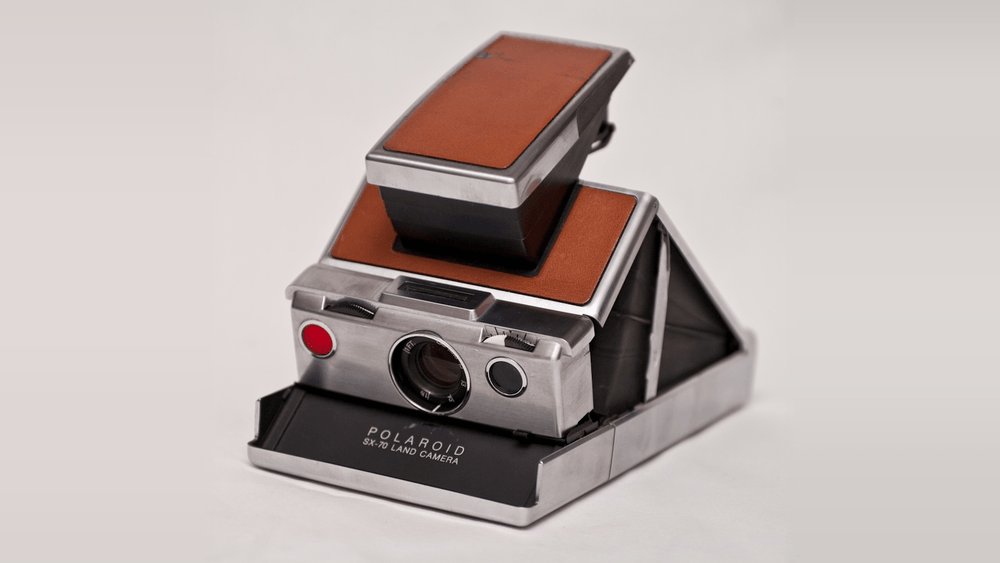 mericancircular's tweet photo. Tech history: @Polaroid introduced the SX-70 in 1972. A folding SLR instant camera that ejected each picture automatically.

The battery wasn’t in the camera. A flat 6-volt battery was built into every 10-exposure film pack, powering the drive motor and shutter electronics. https://t.co/UDGhaujoFF
