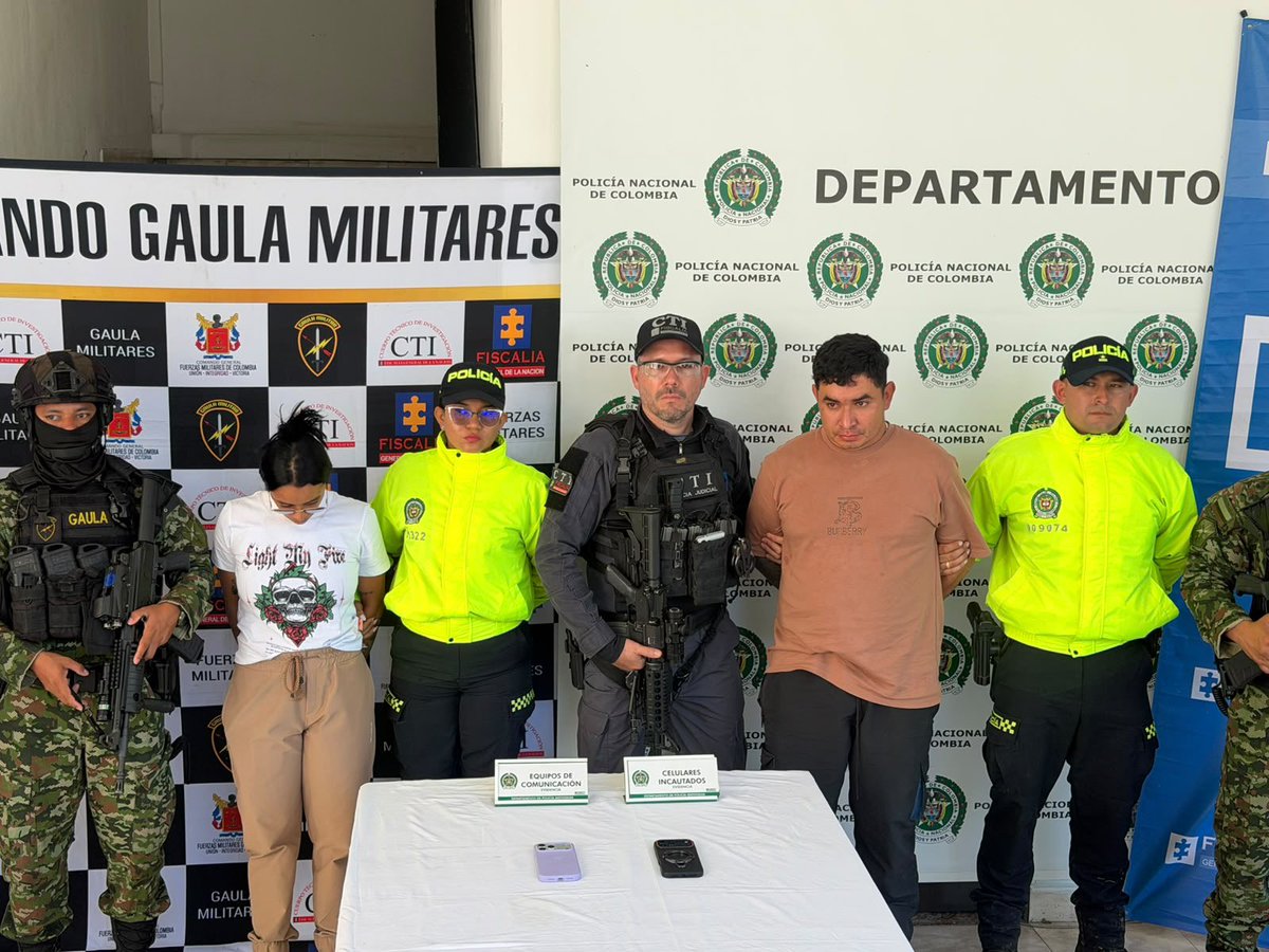 AndresJRendonC's tweet photo. Antioqueños: se le cierra el cerco al frente 36 de las FARC de Calarcá en Antioquia. El @COL_EJERCITO, la @FuerzaAereaCol, la @PoliciaColombia y la @FiscaliaCol capturaron en la vereda La Paulina, de Valdivia, a alias Lobo. También cayó alias Zamanta o la Flaca.

Alias Lobo era el tercero al mando de esta estructura criminal que tanto daño ha causado en el Norte de Antioquia. Es señalado de estar detrás de homicidios, cobro de vacunas, secuestros, ataques contra la Fuerza Pública y desplazamientos masivos en Briceño. 

Además, hacía parte del anillo de seguridad y era hombre de confianza de alias Primo Gay, quien hoy delinque para el Clan del Golfo, y de alias Chalá, capturado por el homicidio del periodista Mateo Pérez.

Desde la Gobernación de Antioquia ofrecimos, en noviembre de 2025, una recompensa de hasta 100 millones de pesos por información que permitiera su judicialización.

Toda la contundencia del Estado contra estos criminales
