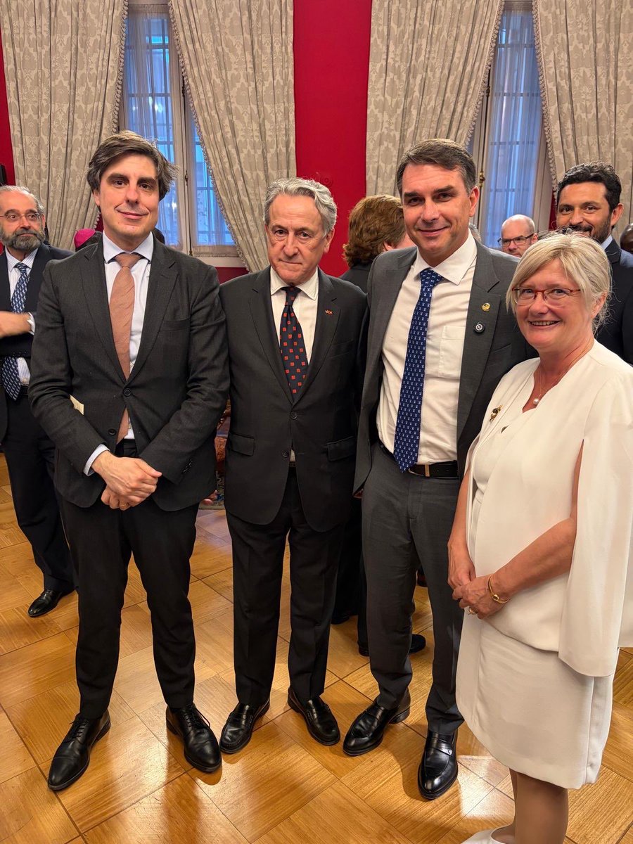 hermanntertsch's tweet photo. ¡Enhorabuena a @FlavioBolsonaro por su inmenso éxito en la primera vuelta de las elecciones y en la seguridad de que el 25 de octubre tendremos a Brasil libre bajo su presidencia! Unidos con todo el resto de Iberoamérica en una nueva alianza de naciones en libertad volcadas en una senda de prosperidad y erradicación de la plaga de la maldita alianza de crimen organizado, el narco  y el socialismo.
En la fotografía con el próximo presidente brasileño aparece la vicepresidente de PATRIOTAS y líder húngara Kinga Gal, el eurodiputado y director de la fundación Disenso. Y yo, el viejo,  claro.