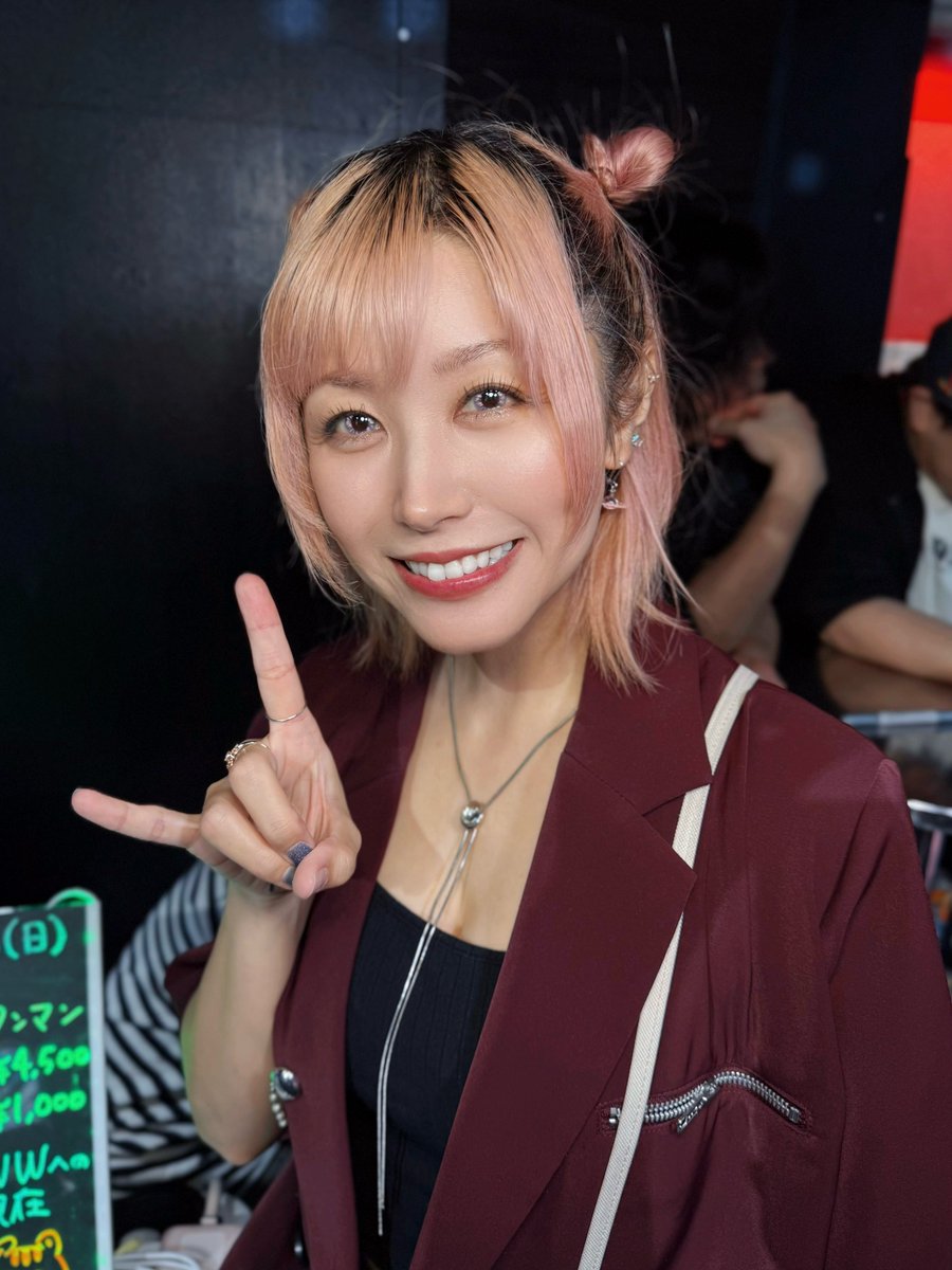 hyde_peach0123's tweet photo. #REIGNITEツアー 
#momoca #モモカルテット 

【ASH FRAST 3rd Anniversary Tour
「REIGNITE」 ~愛沢絢夏 バースデー東京編 DAY~】

昼公演のトッパーはモモカルテット🍑

1曲目の『Peachy!』のイントロから一気に熱くなるSHUFFLE。
それを見てご満悦のmomocaさん。

｢さぁSHUFFLE、馬鹿になろうや！｣

アツさそのまま披露されたのは『New Universe』。
まだ2曲目なのにもう息が上がり、汗を流す観客たち。

(愛沢絢夏のために、最高の日にする)

momocaさんの気合いが選曲からも伝わってきました。
その気合いを受け取ったら、こちらも全力で応えるしかない。
限界まで高く跳んで全力で声を出しました！

歌唱後はMCに。

愛沢さんをシンガーとしても人としても大好きだというmomocaさん。

次に披露されたのは、｢ありがとう｣や｢大好き｣という一言では気持ちの全てを伝えきれないというもどかしさを書いた曲『waves』。

まるで愛沢さんに書いたかのような曲フリになって慌てるmomocaさん。笑

演奏が始まるとバチバチにカッコよくキメるのは流石。
バンドメンバーの演奏も最高にカッコよかった！
特にこんちゃんのギターが光ってました！

演奏の余韻に浸っていると、momocaさんの歌声から『Fly High 舞い上がれ』の演奏が始まりました。

僕はこの曲の“ずっと今が最高でしょう？”というフレーズがmomocaさんの曲の中で1番好き。
それを体現し続けてくれるのがmomocaさんだから。
この日も最高を更新していました。

続けて披露されたのは『Leave for』。
明るくPOPな『Fly High 舞い上がれ』と対極にあるような、暗くて重さを感じる曲。
それでもただ暗いだけじゃなくて、希望の光も見せてくれる。
僕にとって大切な楽曲の1つなので、バンドライブで聴けて嬉しかったです。

歌唱後は再びMCに。

音楽活動を続けるのは大変だけど、その大変さを超える楽しさがあるから辞めずに続けられる。
momocaさんから感謝の気持ちが伝えられました。

MCの後は、そんなみんなを肯定する曲『All For You』を披露。
momocaさんがみんなを肯定してくれるのと同じように、フロアのみんながmomocaさんを肯定しているように感じました。
ライブならではのフェイクもカッコよかった。

｢さぁラスト！｣

｢次に繋げるために、楽しいにZENFURIしよう！｣

ラストは『ZENFURI』を披露。

今回の主役のASH FRASTも制作に携わった熱いロックチューン。
momocaさんの歌声、バンドメンバーの演奏、フロアの想い…
その全ての熱量が最高に高まったところでモモカルテットのライブは終了。

｢どうもありがとうございました！｣

｢モモカルテットでした！｣

✼••┈┈┈┈┈┈┈┈┈┈┈┈┈┈┈┈••✼

この日はドラムの田辺さんのお誕生日！
当日に演奏してる姿が見られて嬉しかった🥁

演奏力はもちろんのこと、俊さんの声とこんちゃんの笑顔も最高で、やっぱりバンドって良いなと改めて思いました！

momocaさんのMCがいつもよりユルユルだったのは、それだけバンドメンバーに心を許しているからだと思ってます☺️

愛沢さんとフロアの期待に応える最高にアツいライブで、最高のトッパーでした！