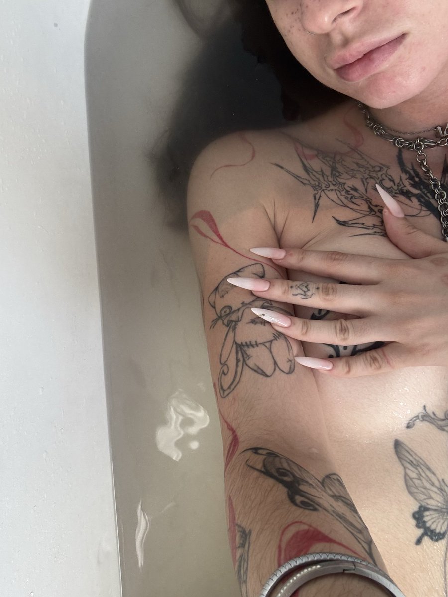 doll_lilix's tweet photo. petit bain relaxant 🛁 qui vient avec moi?
#nsfw https://t.co/ecFPypsEUi