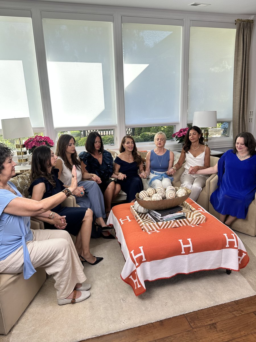 RebeccaHGruyter's tweet photo. So grateful for this group and everything we shared. ❤️

  #behindthescences #women #Rising #filmingday #rhg https://t.co/KjTpi4YCPz