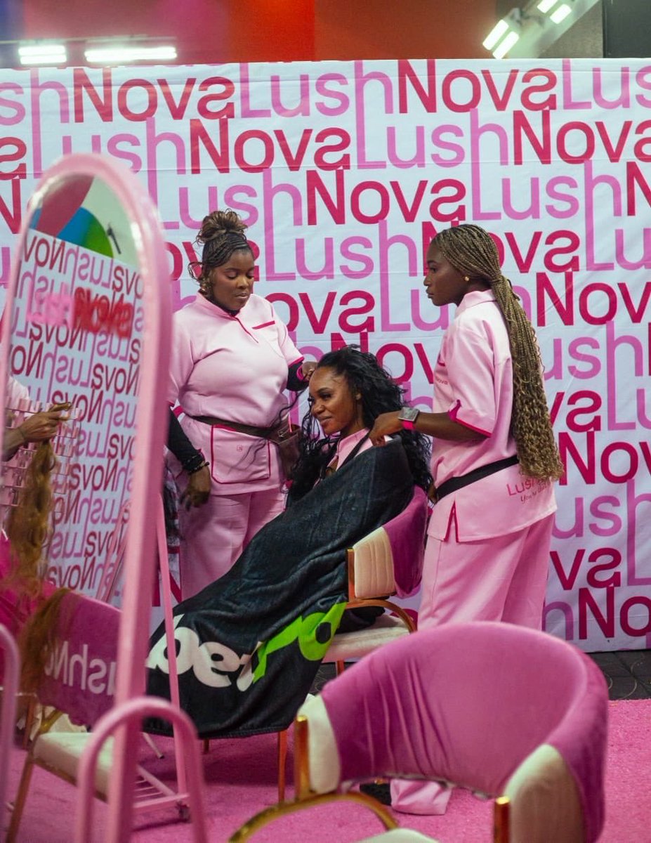 Flora_omoko's tweet photo. @lushhairnigeria knock knock! Who’s there? Flora the 2-time Champ! 

Now wey we don come outside, hope say our love story done begin? ❤️️😂

Abi FLORALS !!! 🌸
Watin Una think?? 

@lushhairnigeria
#FloramyFlawa https://t.co/cIxHneVwig