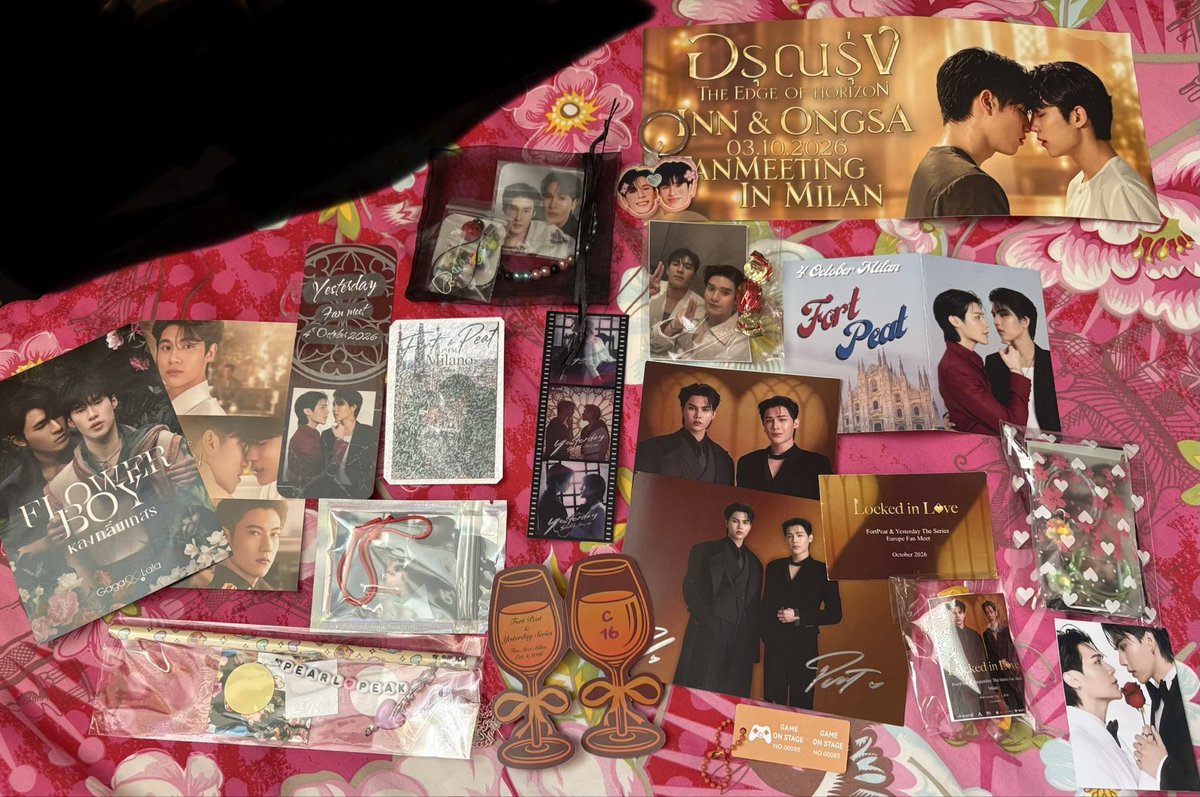Dallista's tweet photo. A big Thank You to all the lovely fans who gave me these goodies! Such cute stuff! 
I miss Milan, though for my specific shopping habits, Berlin is a much better fit (greeting cards are not popular in Spain and Italy). 
#PearlPeakFM_Milan  #InnOngsaFM_Milan #FPFMMilan https://t.co/d9QspxCeqj