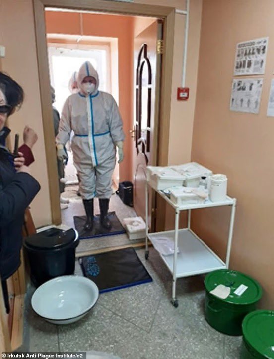 cronopiatw's tweet photo. 🚨Una científica murió en Siberia, Rusia, luego de un accidente de laboratorio con bacterias vivas. A causa de esto, unas 200 personas quedaron aisladas bajo observación y hay pánico mundial:
La empleada del instituto antipeste de Irkutsk contó a los médicos que había roto+ https://t.co/Vyads0ZUHh