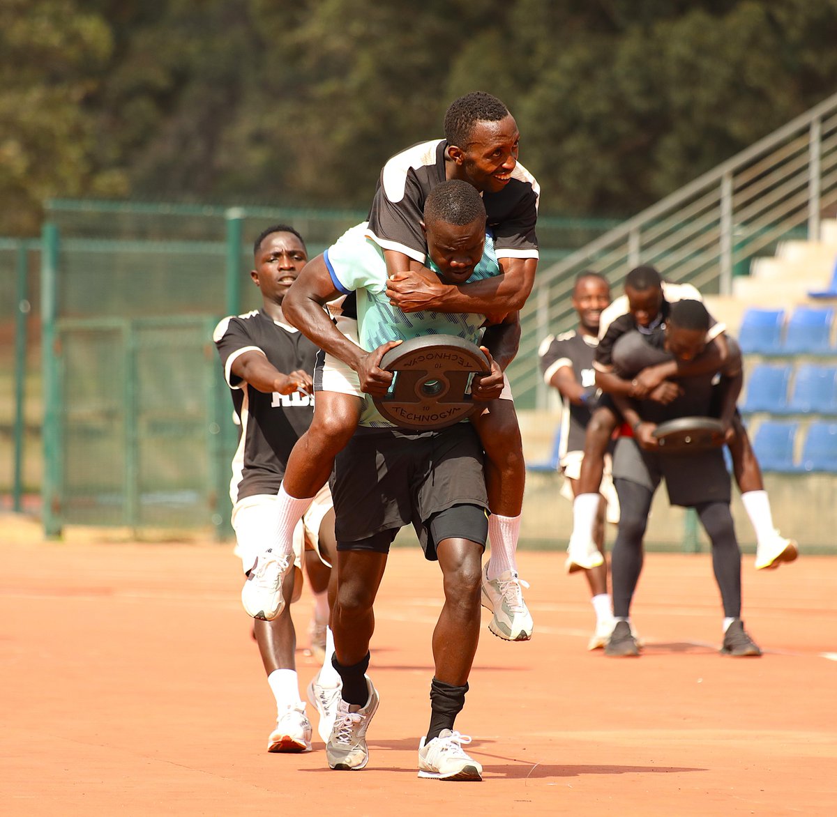 UlinziStarsFC's tweet photo. π΄βͺβ« | Monday flex πͺ
#GBUs
#TwendeGame
#SportPesaLeague https://t.co/W1i75vZj07