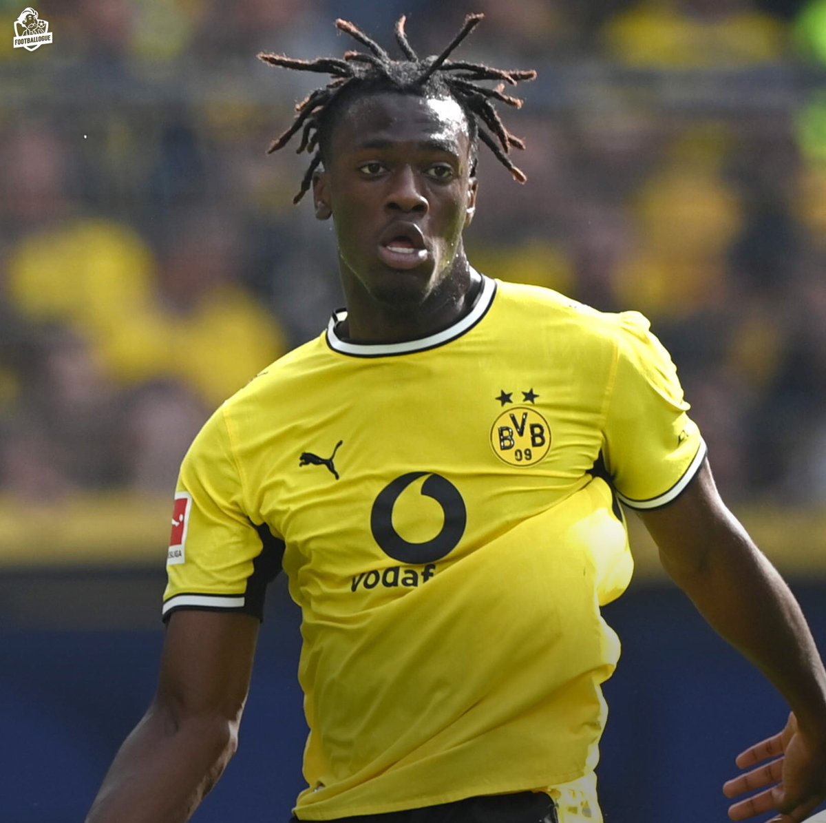 Footballogue's tweet photo. Joane Gadou (19 ans) est en train de gravir 𝗧𝗢𝗨𝗦 𝗟𝗘𝗦 𝗘́𝗖𝗛𝗘𝗟𝗢𝗡𝗦 ultra proprement depuis quelques mois ! 👏🇫🇷

👉 Formé au PSG, il ne souhaite pas signer pro à Paris et part finalement à Salzbourg contre 𝟭𝟬𝗠€ à l'été 2024

👉 Il s'impose rapidement comme un 𝗧𝗜𝗧𝗨𝗟𝗔𝗜𝗥𝗘 𝗜𝗡𝗗𝗜𝗦𝗖𝗨𝗧𝗔𝗕𝗟𝗘 en Autriche, où il s'aguerri pendant deux saisons

👉 Fort de cette expérience en plus, le Borussia Dortmund vient le chercher cet été contre 𝟭𝟵,𝟱𝗠€

👉 Il est 𝗧𝗜𝗧𝗨𝗟𝗔𝗥𝗜𝗦𝗘́ à chaque match (sauf en Coupe) depuis le début de saison avec le club allemand, ce qui lui ouvre au passage les portes des 𝗘𝗦𝗣𝗢𝗜𝗥𝗦 sur cette trêve

👉 Il vient d'être nommé aujourd'hui parmi les 𝟮𝟱 𝗙𝗜𝗡𝗔𝗟𝗜𝗦𝗧𝗘𝗦 𝗗𝗨 𝗚𝗢𝗟𝗗𝗘𝗡 𝗕𝗢𝗬

Encore un défenseur central français qui est en train d'exploser, c'est dingue... 😮‍💨