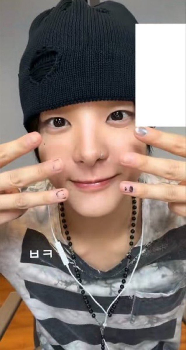 melhnsh's tweet photo. 헐 집에 고양이들어옴
                                                                                         네?
앙큼한 고양이같은 훈이가 들어옴 야옹~♡
                                                                                         네… https://t.co/dtRn8av4mZ