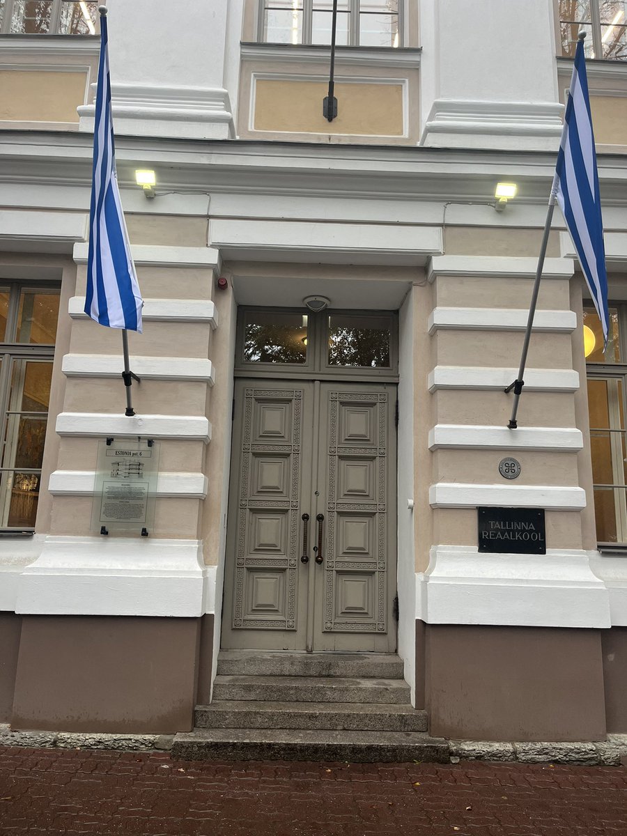 PEER2FORMATHS's tweet photo. 🇪🇪 PEER²ForMATHS pose ses valises à Tallinn !

Première journée de notre mobilité #Erasmus+ en Estonie : découverte de l’établissement, observations de cours de mathématiques et premiers échanges avec nos collègues estoniens.
@MathsAcNice @AcademieNice @DRAREIC_PACA https://t.co/r4wpkgS7XZ